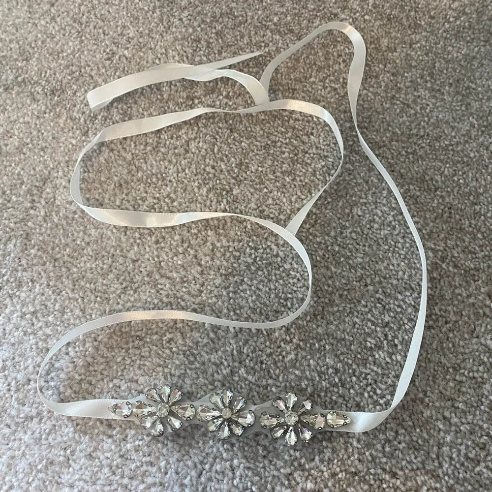 Elegant White Crystal Embellished Belt